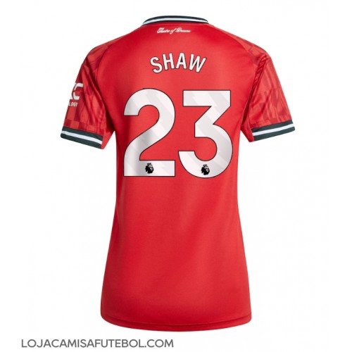Camisa de Futebol Manchester United Luke Shaw #23 Equipamento Principal Mulheres 2025-26 Manga Curta